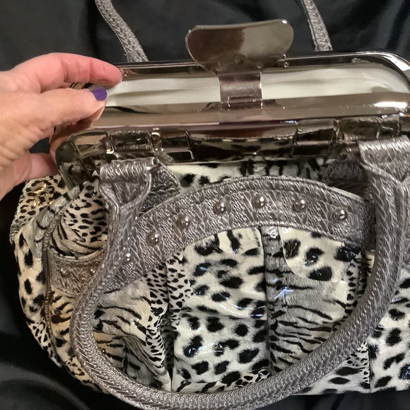 EUC animal leopard cheetah black/white shoulder bag beauty - Picture 7 of 17